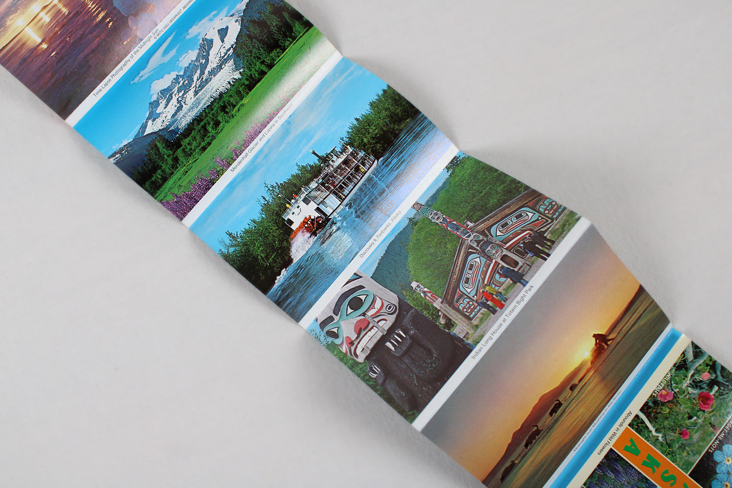 Scenic Alaska Deluxe Souvenir Folder / Accordion Postcard Set