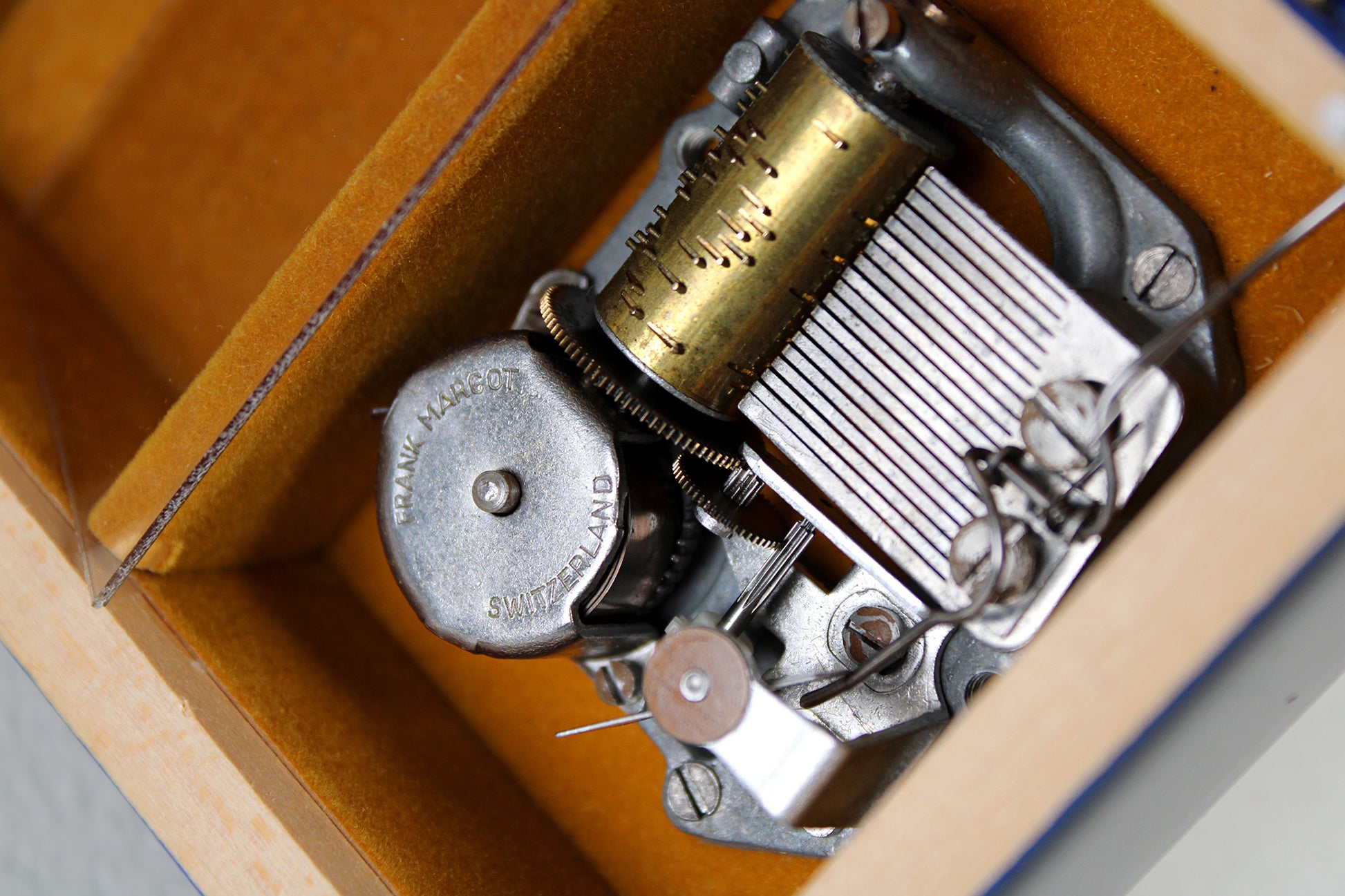 University of Michigan Stash / Music Box That Plays “The Victors” March